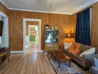 Charming Bungalow in the Heart of Elberton! Short walk to downtown! Hotels in Elberton