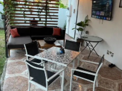 Modern Vacation Home with pool- Conveniently located to Restaurants & Beach Hotels in North Miami