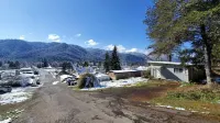 Panoramic View 2br on Hill in Uptown Oakridge