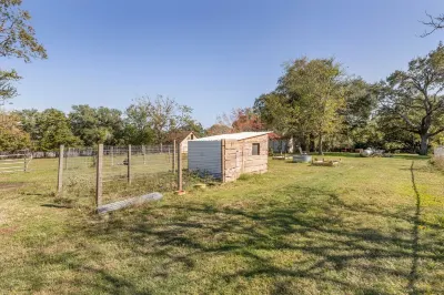 Texas Cabin with Cowboy Pool and Fire Pit. Located in Bryan TX. Hotel dekat Lake Bryan Park