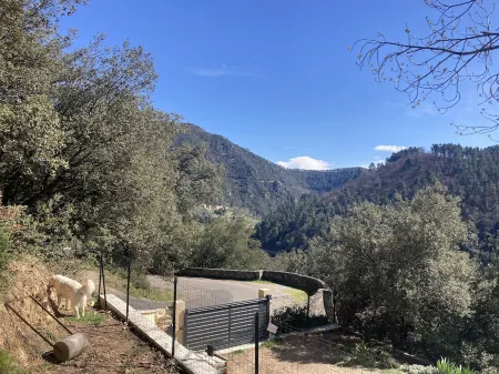 Gîte Charmant Dans Maison Ardéchoise au Coeur des Montagnes Pour Amoureux Nature Отели в г. Ардеш