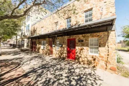 Industrial St. Loft on the square Отели рядом с достопримечательностью «University of North Texas»