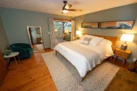 Tranquil Forested Cabin with Sauna, Home Gym, & AC