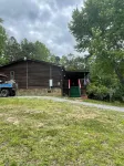 The Bears Den is a quiet cabin 30 miles from Gatlinburg and Pigeon Forge, TN.