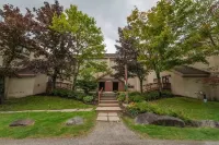 Walk to Mount Snow, Cozy, Clean and Comfortable!