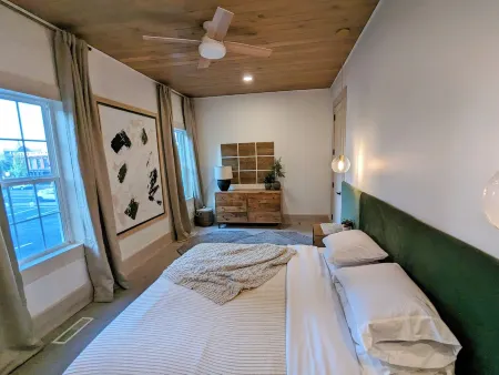 Inn on Main - Modern 1st Floor Apartment in the Heart of Downtown Geneva Отели в г. Женева