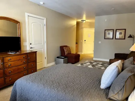 Lakefront Efficiency Condo, Indoor Pool/Hot Tub-Tagalong Golf Resort Unit431B