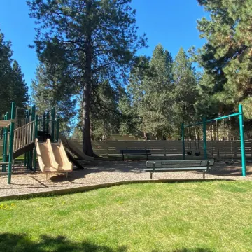 Cozy retreat near downtown, amphitheater, short walk to Deschutes river, has AC!