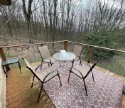 Secluded Mid-Century 10 minutes from Devils Lake State Park, Baraboo & skiing Hotels in Greenfield