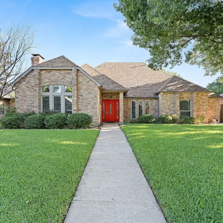 Luxury Home Sleeps 20 with Heated Pool & Billiard