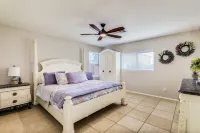 Family-Friendly Luxury ~ 1-Level Remodel, King Suite, BBQ Pergola & Golf Nearby