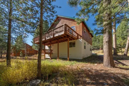 New! Tahoe Donner Alder Creek Retreat with Hot Tub. 5 BD//2.5BA