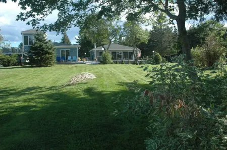 POOLSIDE The Moorings, ocean views, pool & close to Pemaquid beach!