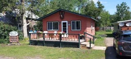 Bear Den Cabin a quaint non smoking cabin  Single Bedroom- Sleeps 4 Comfortably Отели в г. Куино Каунти