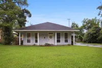 ❤️2.2 MilesToLSU•2 Desks•WasherDryer•AC🤿Pool•FencedYardPatio📺SmartTV❤️ Hotels near Louisiana State University System