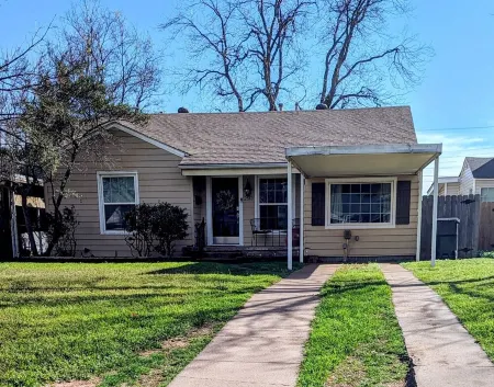 Homey Escape Minutes From Anything You Could Need!  Free WIFI!