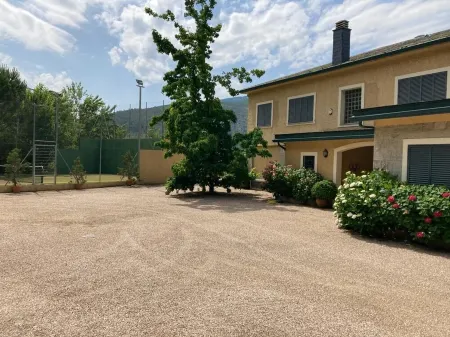 Casa con Magníficas Vistas y Acceso Privado al Embalse del Burguillo Отели рядом с достопримечательностью «Museo De La Naturaleza Valle Del Alberche»