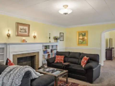 Home adjacent to Country Club, near Hospitals, Park, College and shopping. Hotels in Ada