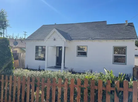 Charming Cottage - Conveniently located to Cal Poly and  Downtown SLO Отели рядом с достопримечательностью «Государственный университет Калифорния Политекник»
