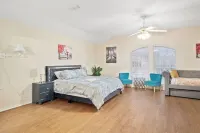 Hot Tub! 4BR 3BA Modern, newly remodeled, 16 ppl