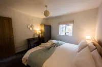 Luxury chalet in wonderful Pembrokeshire National Park, beach & coast path