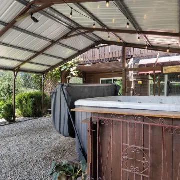 Pet and Family Friendly Luxury Cabin with Hot Tub and Mountain Views