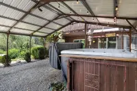 Pet and Family Friendly Luxury Cabin with Hot Tub and Mountain Views