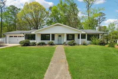 Atlanta Suburb Retreat: 3bd - BBQ - Near Stadiums Phantom Fireworks of Kennesaw附近的飯店