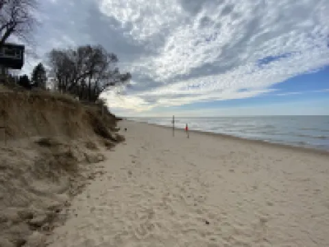 Private  Beach Steps to the Beach.