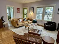 2BR Montrose bungalow, 3.5 miles to Medical Center