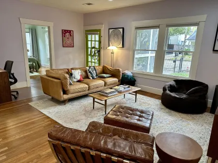 2BR Montrose bungalow, 3.5 miles to Medical Center