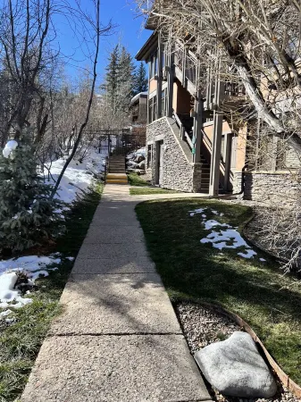 Make memories. Cozy ski in ski out.  Convenient to skiing and restaurants! Отели рядом с достопримечательностью «Аспен Сноумасс Ски Резорт»