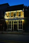 DOWN ON MAIN - a charming historic apartment in the heart of Eureka Springs