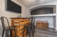 Huge 4 bedroom home filled with entertainment for all!