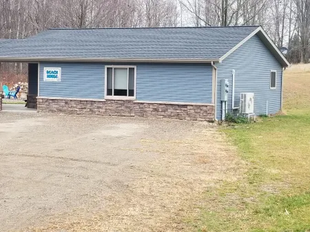 Beach themed cottage near Elk Creek Отели рядом с достопримечательностью «Uncle John's Elk Creek Campground»
