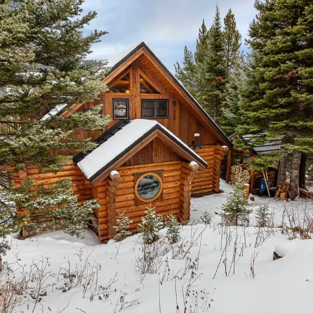 Bridger Lodge: Ski-In Ski-Out/Hike/Bike/Fish/Hunt Bridger Bowl Ski Area