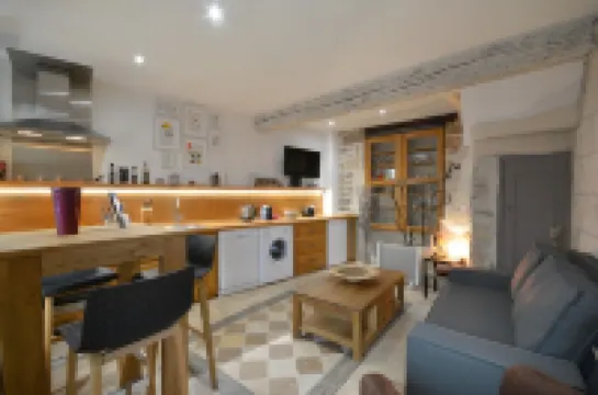 At the foot of the Arles bullring, attractive renovated town house