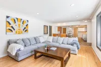 Spacious 3 BR Modern Home in Grosse Pointe Park - Jacuzzi