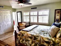 Steps from Beach, Gorgeous Sunset Views, Recently Renovated, 2BD/2BTH, Sleeps 4