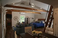 Cabin D by the Pond - King bed - Swimming Pool