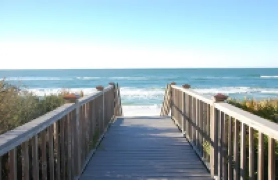 ROMANTIC RETREAT, Great Location, King bed , Wifi, Deeded beach access