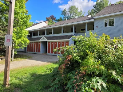 Snowbrook: Ski in/out access with pool, hot-tub, and sauna for après ski! Sugarloaf Mountain Base Lodge & Ski/Snowboard Rentals附近的飯店