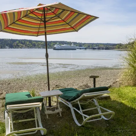 Stunning Beach Suite, great mountain & water views, near downtown Winslow, Cozy.
