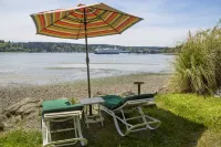 Stunning Beach Suite, great mountain & water views, near downtown Winslow, Cozy.