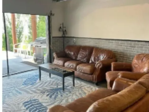 NEW House on Pristine Shell Lake! Right off the ATV/Snowmobile trails! 謝爾萊克酒店