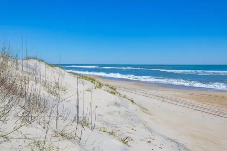 OCEANFRONT w/Views in EVERY Room, Updated 2024, Hot Tub, 2 Masters+ Dog Friendly