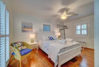 4 min walk to beach, Dog Friendly, Fenced Yard, Firepit, Fireplace,