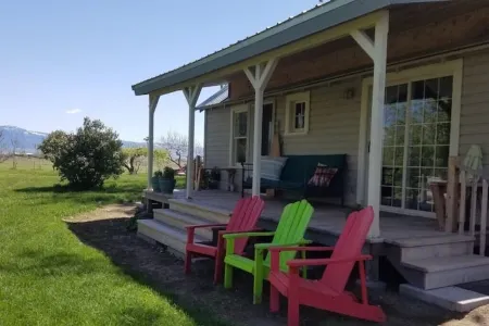 2-Bedroom Cottage 10 Minutes from Downtown la Grande in a Quiet Rural Setting. Отели в г. Union County