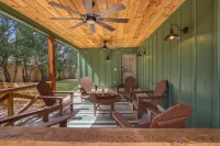 Ms Dot’s 290 Wine Trail Farmhouse-Downtown JC- Fire Pit - Covered Patio