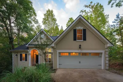 House on Lake Lanier with Dock and King Bd,10min from restaurants Scoutland附近的飯店